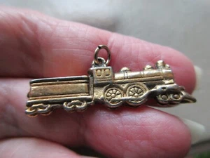 VINTAGE RETRO GOLD TONE LARGE STEAM TRAIN RAILWAYANA TRANSPORT FOB CHARM PENDANT - Picture 1 of 2