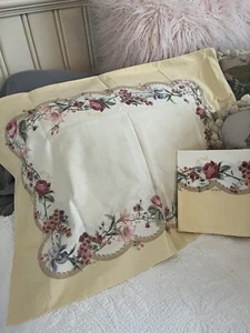 🌷Vintage UNBRANDED cottage CHIC ROSES IRIS FLORAL Standard Pillowcases 🌷 - Picture 1 of 6