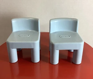2 kleine blaue Little Tikes Puppenstubenstühle - Bild 1 von 7