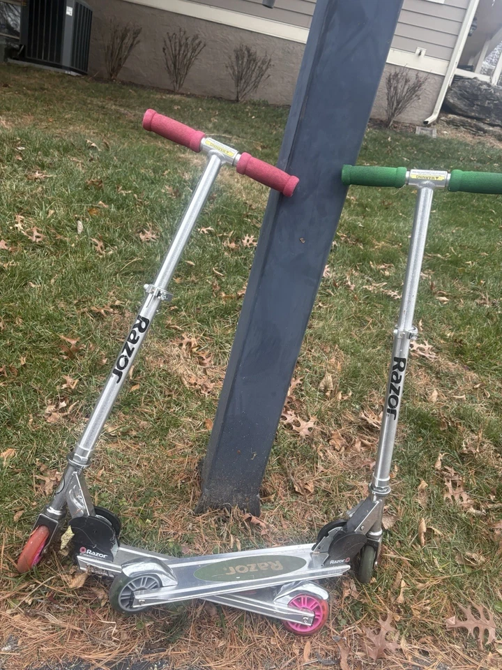 Razor Spark Kick Scooter - Rosa y Verde Niños Edad 7+ (Paquete de 2) Foto 1 de 4