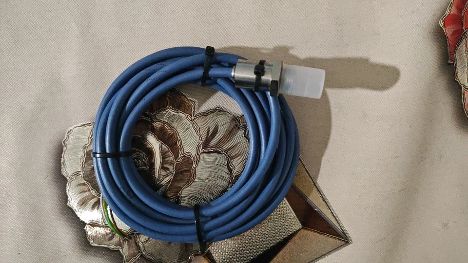 Raytek RAYMI310LTF Temperature IR Sensor 10:1 Optics with 1m Cable, 0 to 1000°C - Image 1 of 3