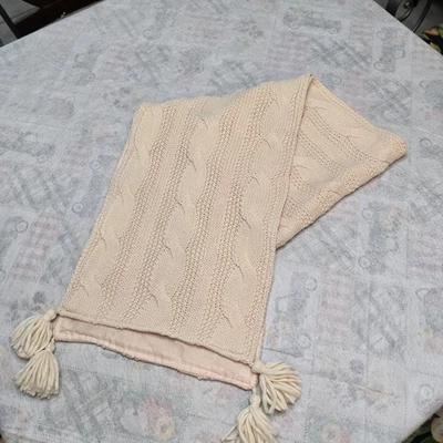 Corredor de mesa tejido crema, acento texturizado, aspecto hecho a mano, borlas de diseño tejido  Foto 1 de 4