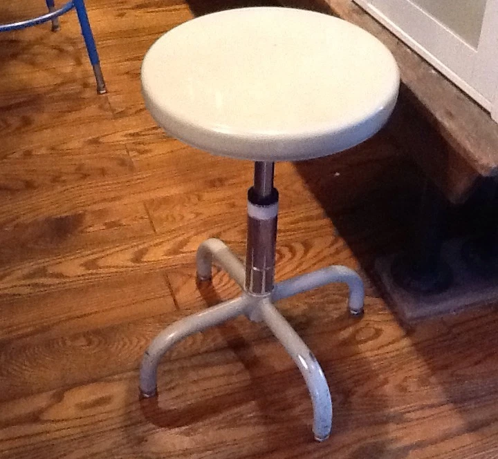 9 taburete de metal de colección Tan Bio-Fit Co. Adj 16-21" con asiento 360 de 13" - bonito. Foto 1 de 4