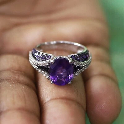 Anillo de compromiso con racimo de amatista simulada de corte ovalado de 2 quilates enchapado en oro blanco de 14 quilates Foto 1 de 4