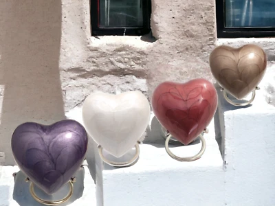 Urna de recuerdo de corazón - Mini urna de cremación de corazón de alto brillo con soporte Foto 1 de 2