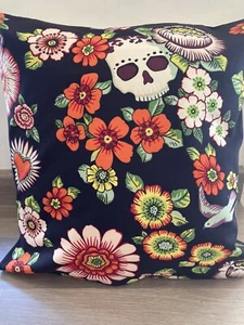 16 Zoll Quadratischer Kissenbezug in Alexander Henry Stoff mit Blumen und Totenköpfen - Bild 1 von 3