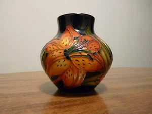 IMPRESIONANTE JARRÓN EN CUCLILLAS MOORCROFT TIGRIS LILIES 2011 DE RACHEL BISHOP COMO NUEVO 3,3/4" - Imagen 1 de 9