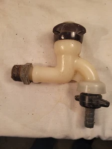 seltener alter DDR Außen-Wasserhahn aus Kunststoff - Bild 1 von 3