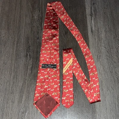 Corbata de seda estilo perro Salvatore Ferragamo roja granate hecha en Italia Foto 1 de 3