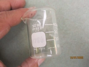 Vaso de vidrio graduado de 50 ml No 1000 con pico hecho por Pyrex EE. UU. - Imagen 1 de 6