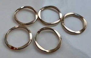 5 Stck. - 11 mm Gehämmert Geschlossen Ring Charm Gelbgold Gefüllt 14K (C2636F) - Bild 1 von 7