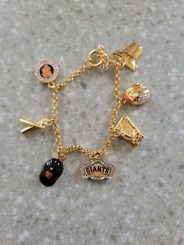 San Francisco Giants bracelet 7 Inches Gold Color. 7 Charms Cover
