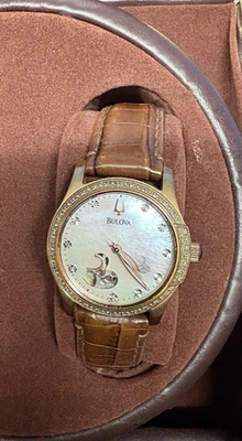 Reloj Bulova Damas Esqueleto Corazón Abierto Madreperla 44 Diamantes 21 Joyas Foto 1 de 4