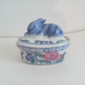 Caja de baratijas de cerámica Ben Rickert Bunny Rabbit firmada floral azul blanco con tapa - Imagen 1 de 6
