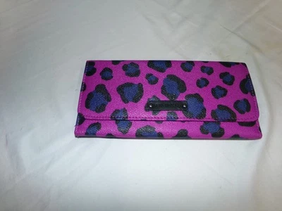 Cartera sin asas magnética de cuero sintético Vera Bradley púrpura manchas de leopardo usada en excelente estado Foto 1 de 3