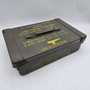 Caja de munición vacía militar de Estados Unidos de 25 cartuchos de 20 mm de la era de Vietnam M 139 - Imagen 1 de 10
