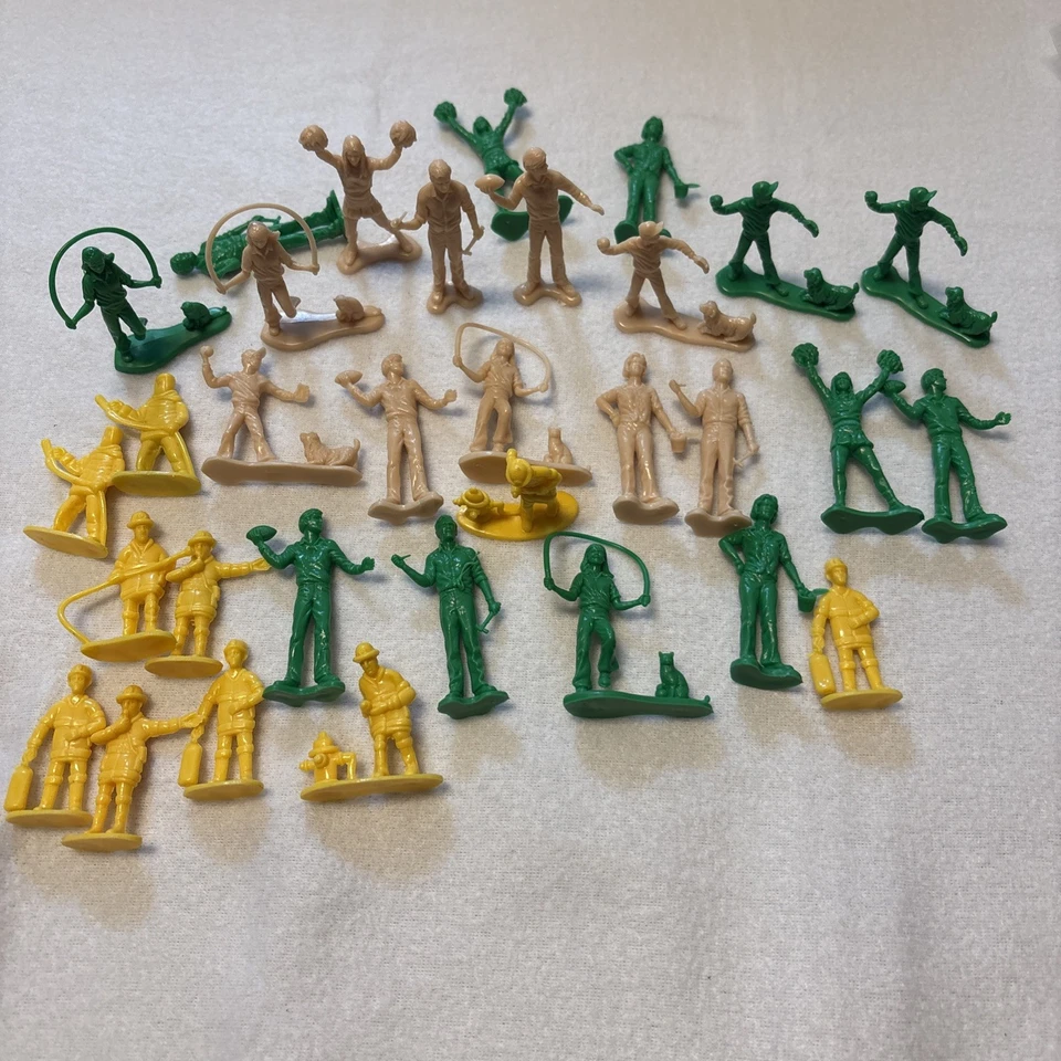 Tim Mee Plastic Suburban Family People Figure Mom Dad Boy Girl Playing Firemen - Image 1 of 4