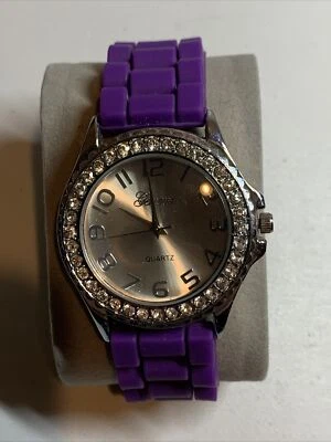 Reloj de pulsera Geneva púrpura para mujer con correa de silicona con cristales de diamantes de imitación Foto 1 de 4