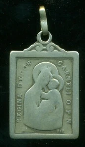 COLGANTE MEDALLA DE METAL BLANCO ANTIGUO DE DECORACIÓN REGINA CARMELI / CORAZÓN SAGRADO DE JESÚS - Imagen 1 de 2
