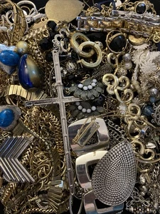 2 Lb Junk Jewelry Lot - Vintage- Mod Wear, Parts, Repair, Chains - Picture 1 of 8