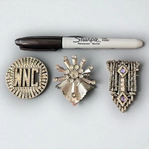 Juego de 3 broches prendedores vintage Art Deco con monograma de diamantes de imitación tono plata - Imagen 1 de 6