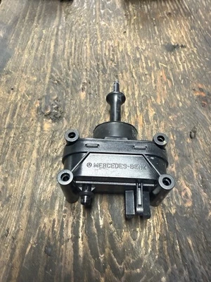 GENUINE MERCEDES 1248001775 Door Lock Vacuum Element Mercedes-Benz 190E 300E - Image 1 of 2