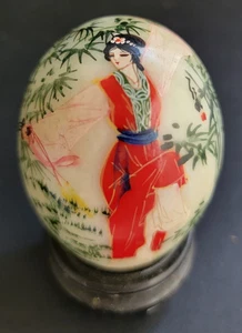 VINTAGE HANDBEMALT JAPANISCHES EI GEISHA MÄDCHEN MARMOR ALABASTER MIT STÄNDER 2 3/4" - Bild 1 von 7