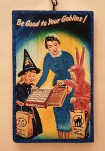 MOTHER w CANDY for TRICK or TREATERS, * Glitter HALLOWEEN ORNAMENT * Vtg Img - Picture 1 of 1