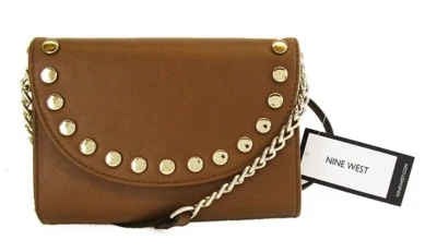 Bolso Bandolera NINE WEST ALEKSEI Bourbon Tachonado Cuero Sintético Precio de venta sugerido por el fabricante $40.00 Foto 1 de 4