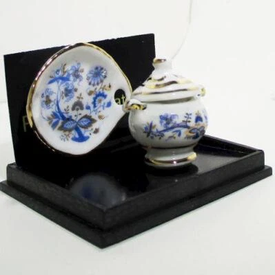 Blue Onion Soup Tureen 1.397/5 Reutter DOLLHOUSE Miniature - Image 1 of 4