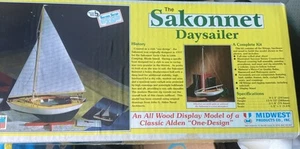 MIDWEST PRODUCTS THE SAKONNET BARCA A VELA KIT MODELLINO IN LEGNO IN SCATOLA 983 1:24 - Foto 1 di 7