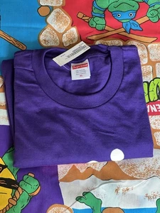 SUPREME STICK TEE PURPLE SIZE XL FW25 WEEK 1 (100% AUTHENTIC) (BRAND NEW) - Picture 1 of 3