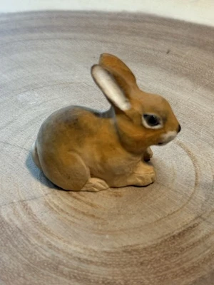 "Estatuilla miniatura tallada a mano de madera conejo ojos de vidrio 1""Hx1,5""L" Foto 1 de 4