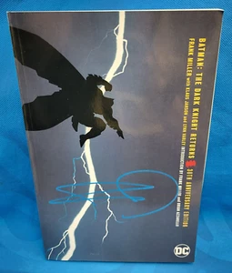 SDCC 2019 BATMAN: THE DARK KNIGHT RETURNS 30th EDITION *SIGNED* by FRANK MILLER - Bild 1 von 3