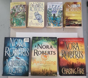 Nora Roberts 3 Hardcover Books / 4 Paperbacks / 1 extra is JD Robb - 8 Book Lot - Imagen 1 de 10