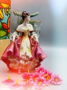 Vintage ROYAL DOULTON HN 2229 SOUTHERN BELLE Porcelain 7.5" Figurine - Picture 1 of 12