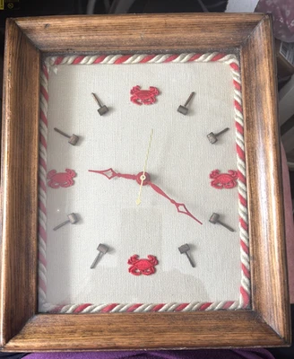 Reloj de pared decorativo náutico vintage con marco de madera - cangrejos y martillos 11" x 9" Foto 1 de 2