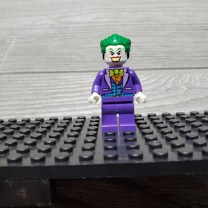 LEGO Batman THE JOKER Lime bow tie Minifigure batcave 10753 sh515 - Picture 1 of 4