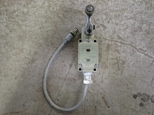 Pre-Owned Azbil 1LS-J550EC-PD03 Limit Switch, Roller Lever, 30VDC, 3Amp, LED - Picture 1 of 4