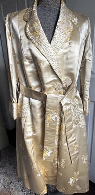 Chaqueta bata satinada bordada Hong Kong de colección años 60 crema y dorada con cinturón 41" de largo Foto 1 de 4