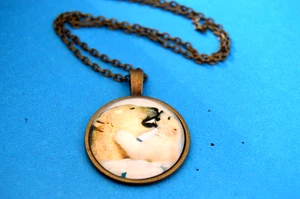 EISBÄR mit BABY CABOCHON ANHÄNGER - HALSKETTE NEU!!! Modeschmuck USA! - Bild 1 von 3