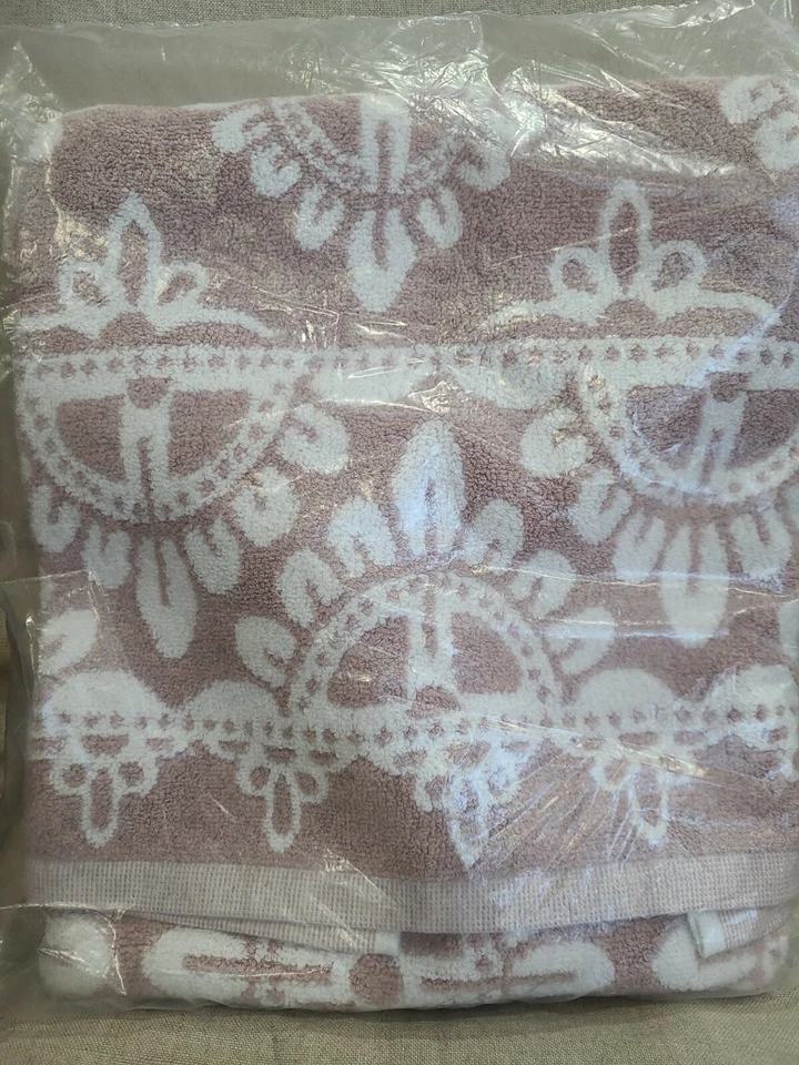 Pottery Barn Alva Bath Mat White 20x34" mauve - Image 1 of 1