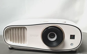 Epson EH-TW6700 Home Theatre Gaming Projector - minor lines in display - Picture 1 of 17