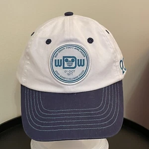 Gorra Walt Disney World 2019 con cierre White Blue Parks Collection 01 de octubre de 1971 usada en excelente estado - Imagen 1 de 7