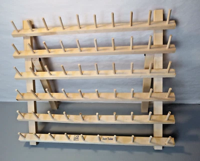 NOVO Suporte Organizador de Fio de Madeira June Tailor 60 Carretel Cavalete Parede Pendurar Presente - Imagem 1 de 4