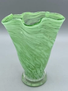 Florero pañuelo con volantes con volantes decoración de primavera soplado a mano verde blanco - Imagen 1 de 6