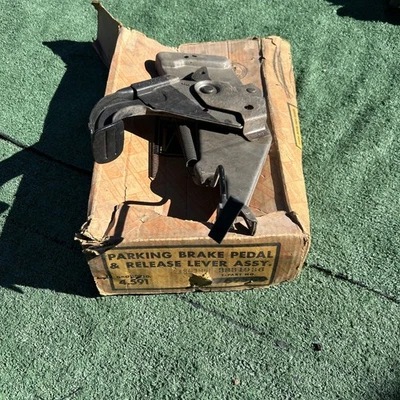 Новый из старых запасов рычаг педали стояночного тормоза в сборе 3769569 1960 Chevrolet Impala 3831936 - Изображение 1 из 4