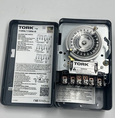 Interruptor de tiempo multivoltio Tork 1109A 120/208-277V caja metálica interior Foto 1 de 3
