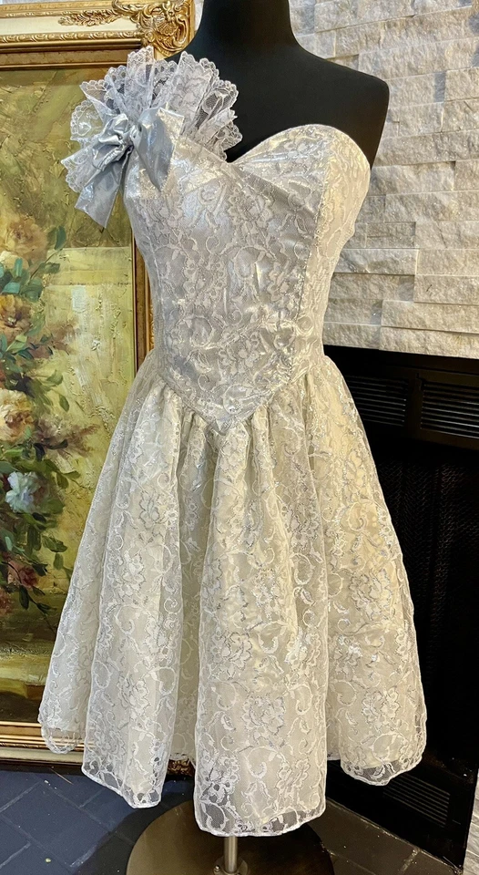 Vestido bailarina vintage de tul blanco y plateado Loralie fiesta de graduación años 80 Foto 1 de 4