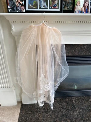 VELO ESCALONADO VINTAGE CON APLIQUES DE ENCAJE EN BORDES NARANJA CLARO Y BLANCO Foto 1 de 4